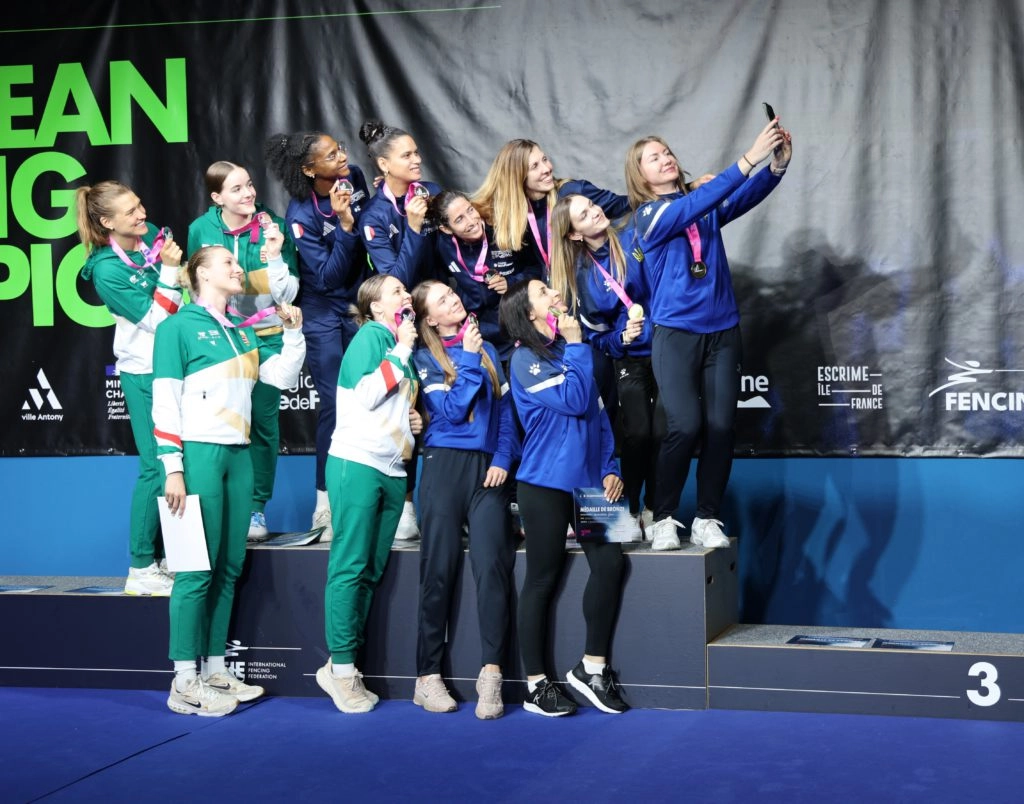 Українські шпажистки святкують бронзу Євро-2026 у Антоні, Франція, після перемоги над Італією