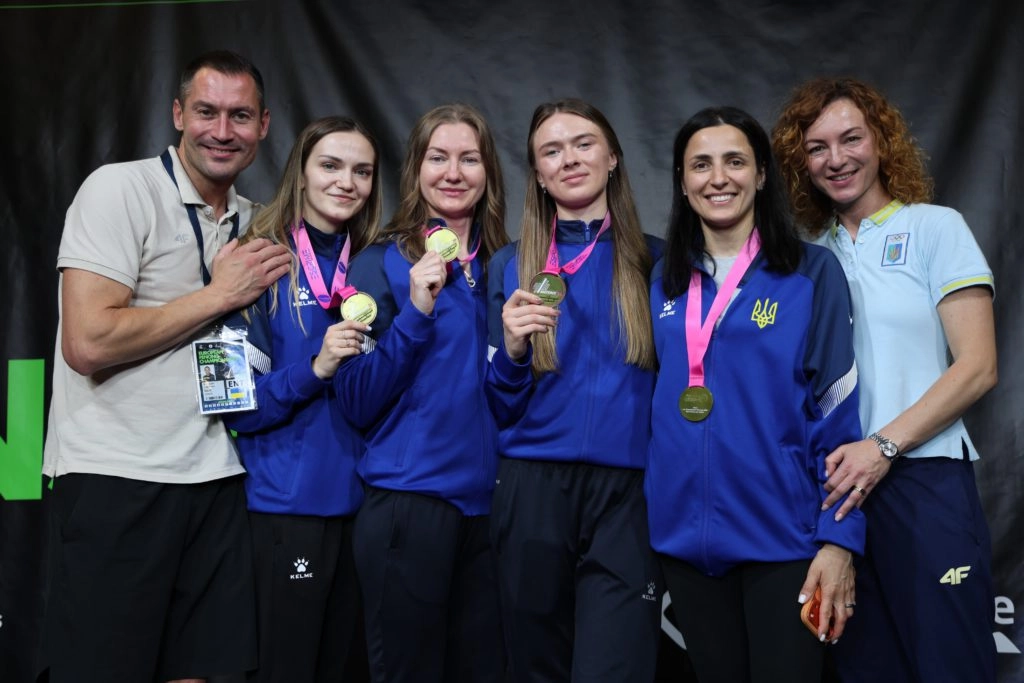 Українські шпажистки святкують бронзу на чемпіонаті Європи 2026 у Франції, Антоні, з тренером Нікішиним