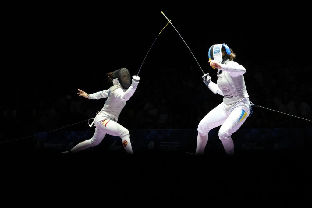 Українська рапіристка проти іспанської суперниці на чемпіонаті Європи в Антоні, Франція