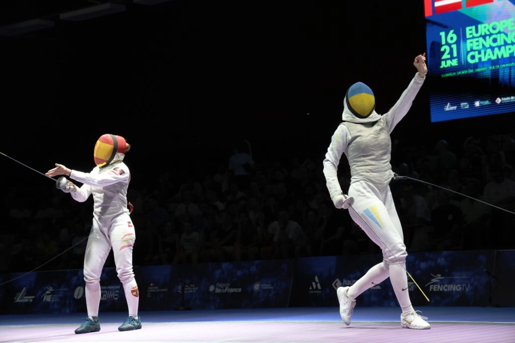 Українська рапіристка Ольга Сопіт святкує перемогу над Іспанією на чемпіонаті Європи в Антоні