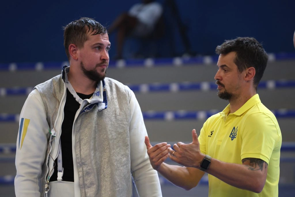Андреа Бальдіні дає вказівки українському рапіристу під час Чемпіонату Європи з фехтування в Антоні
