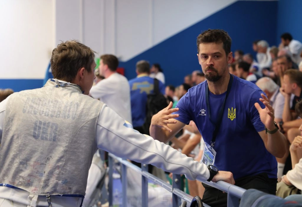 Андреа Бальдіні дає вказівки українському рапіристу на Чемпіонаті Європи в Антоні