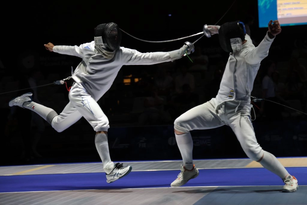 Євген Макієнко та Нікіта Кошман у поєдинку на чемпіонаті Європи з фехтування в Антоні 2023