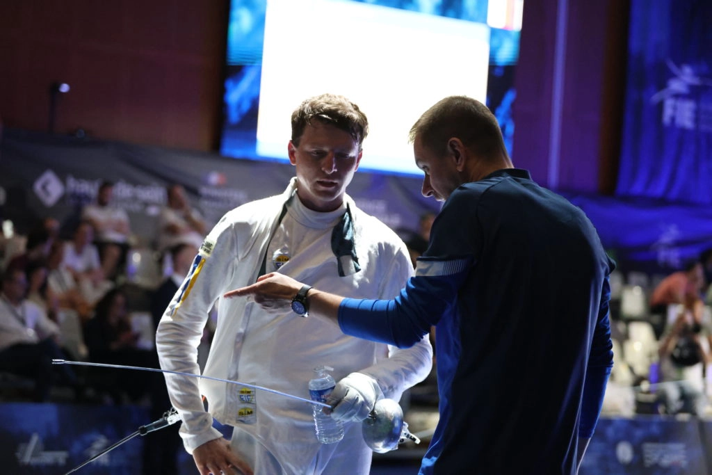 Євген Макієнко на чемпіонаті Європи з фехтування у Антоні під час обговорення з тренером