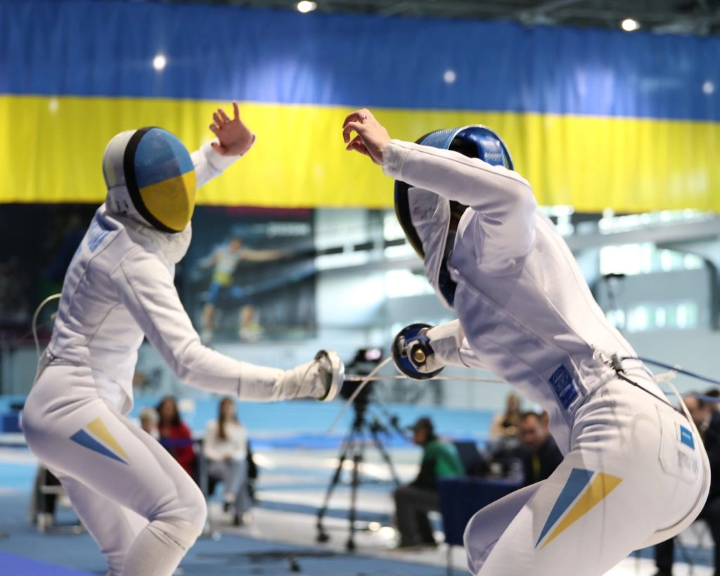 Анна Максименко проти Аліни Дмитрук у фіналі жіночої шпаги на чемпіонаті України в Києві