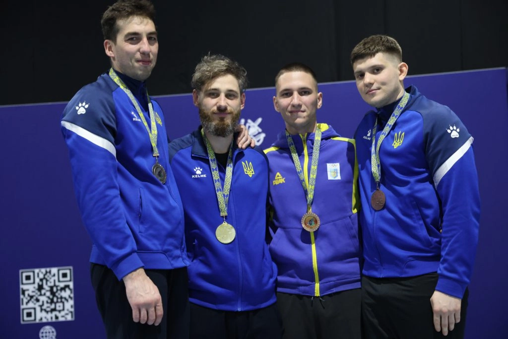Чоловіча команда шаблістів України з медалями на чемпіонаті України в Олімпійському коледжі Києва