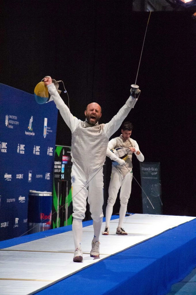 Киянин Олексій Стаценко святкує перемогу у чоловічій шаблі на чемпіонаті України 2023