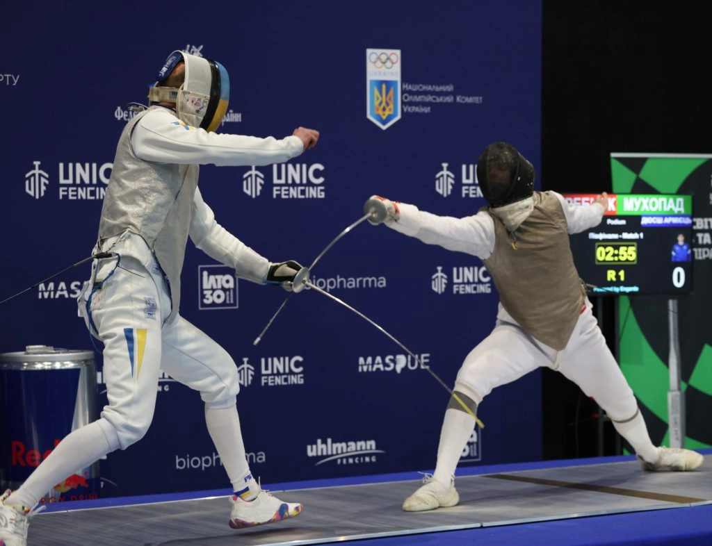 Шпажисти на чемпіонаті України в Олімпійському коледжі ім. І. Піддубного змагаються за нагороди