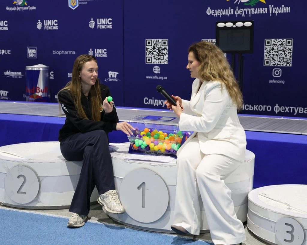 Анна Максименко на п'єдесталі чемпіонату України з фехтування в Олімпійському коледжі Києва
