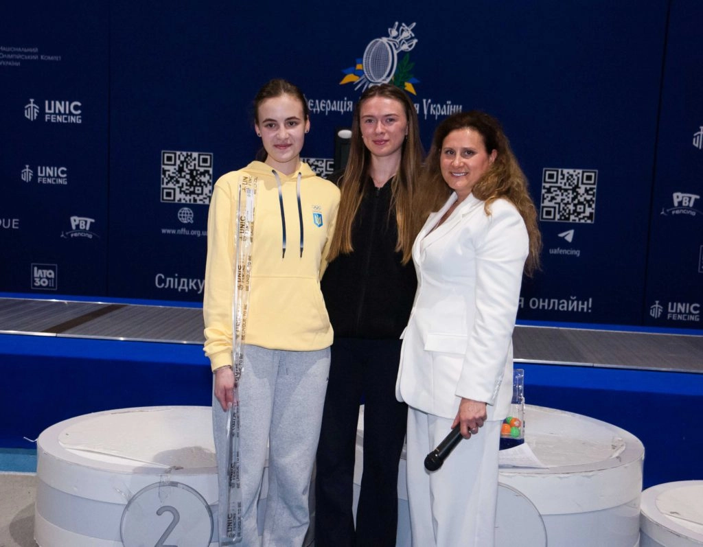 Анна Максименко після перемоги у фіналі жіночої шпаги на чемпіонаті України в ОФКІП