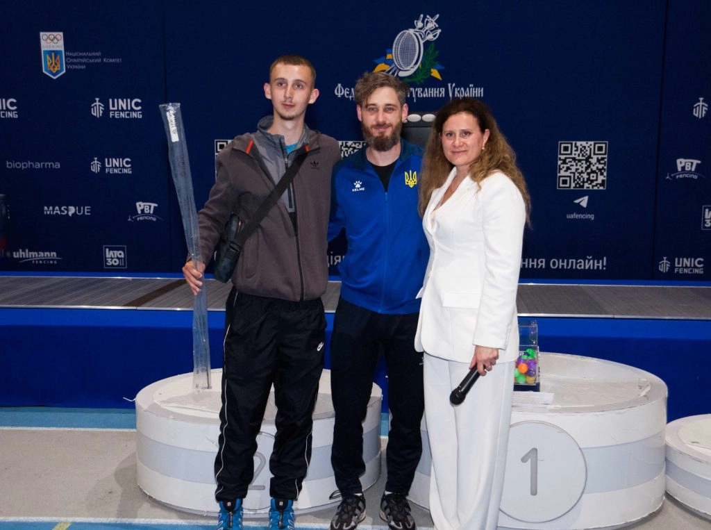 Учасники чемпіонату України з фехтування на нагородженні в Олімпійському фаховому коледжі Києва