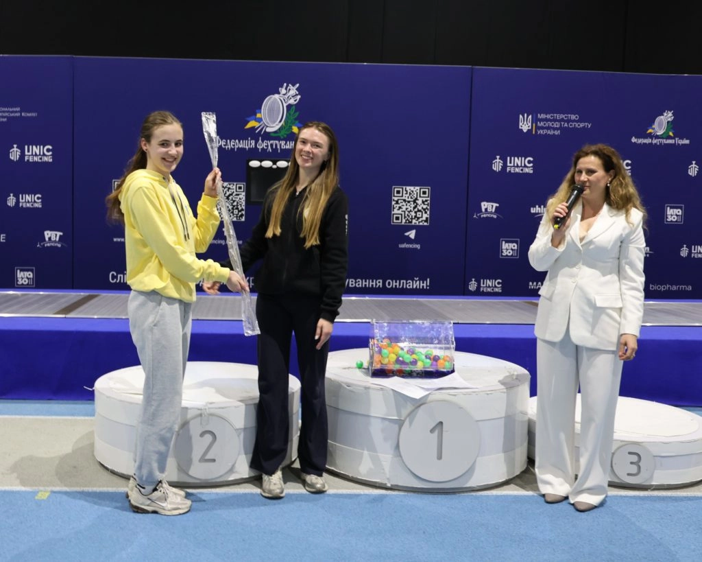 Анна Максименко та Аліна Дмитрук на нагородженні чемпіонату України з фехтування в ОФКІП