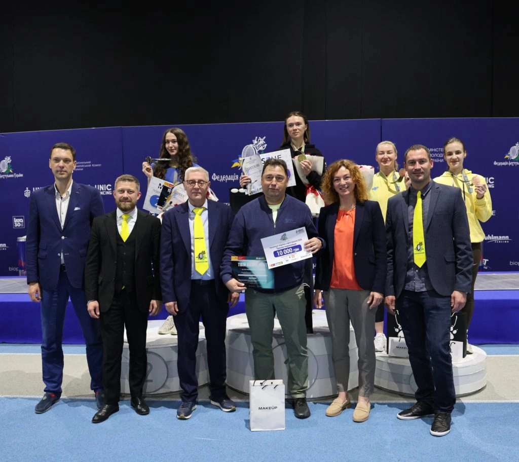 Переможці чемпіонату України з фехтування на нагородженні в Олімпійському фаховому коледжі ім. І. Піддубного