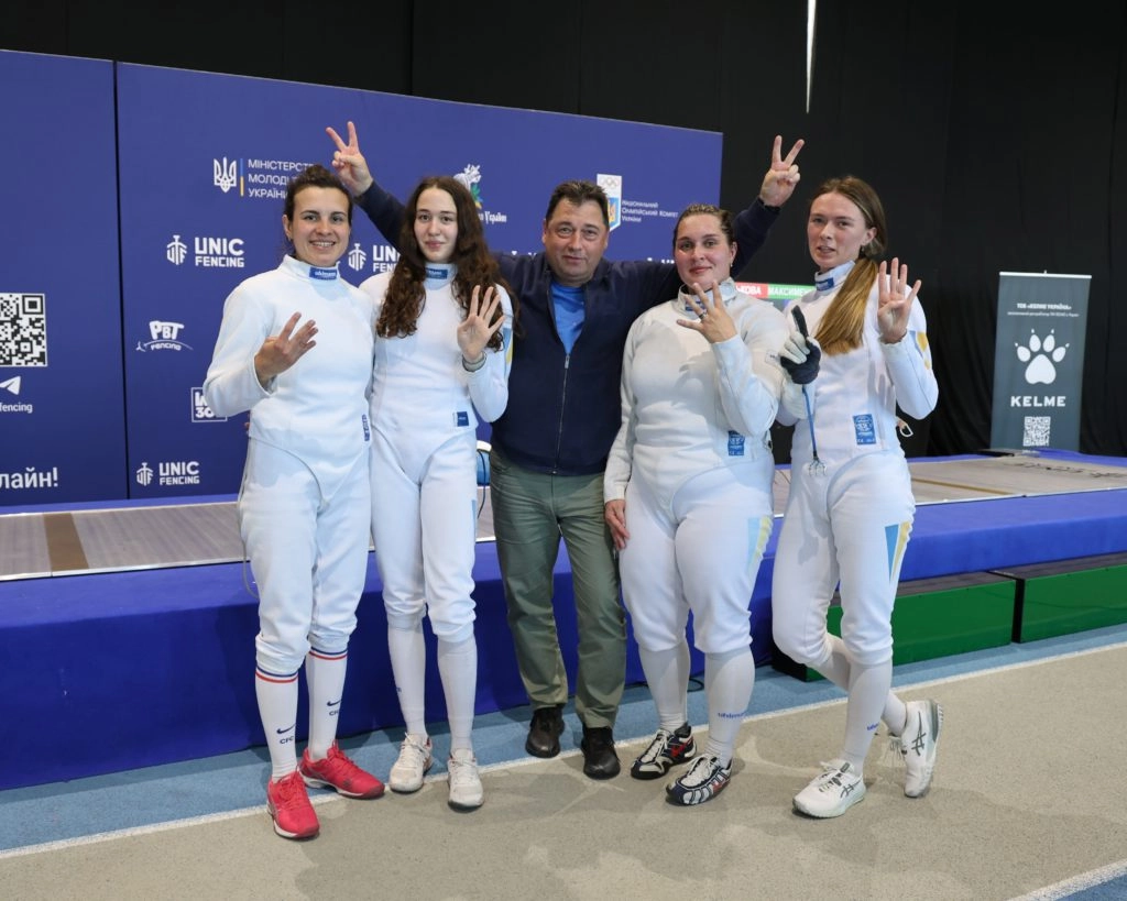 Львівська команда шпажисток святкує п'яту перемогу на чемпіонаті України в Києві