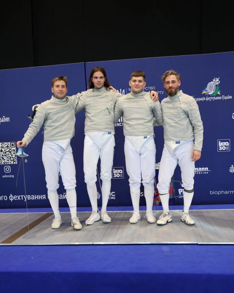 Київська команда шаблістів святкує перемогу у фіналі чемпіонату України 2023 року