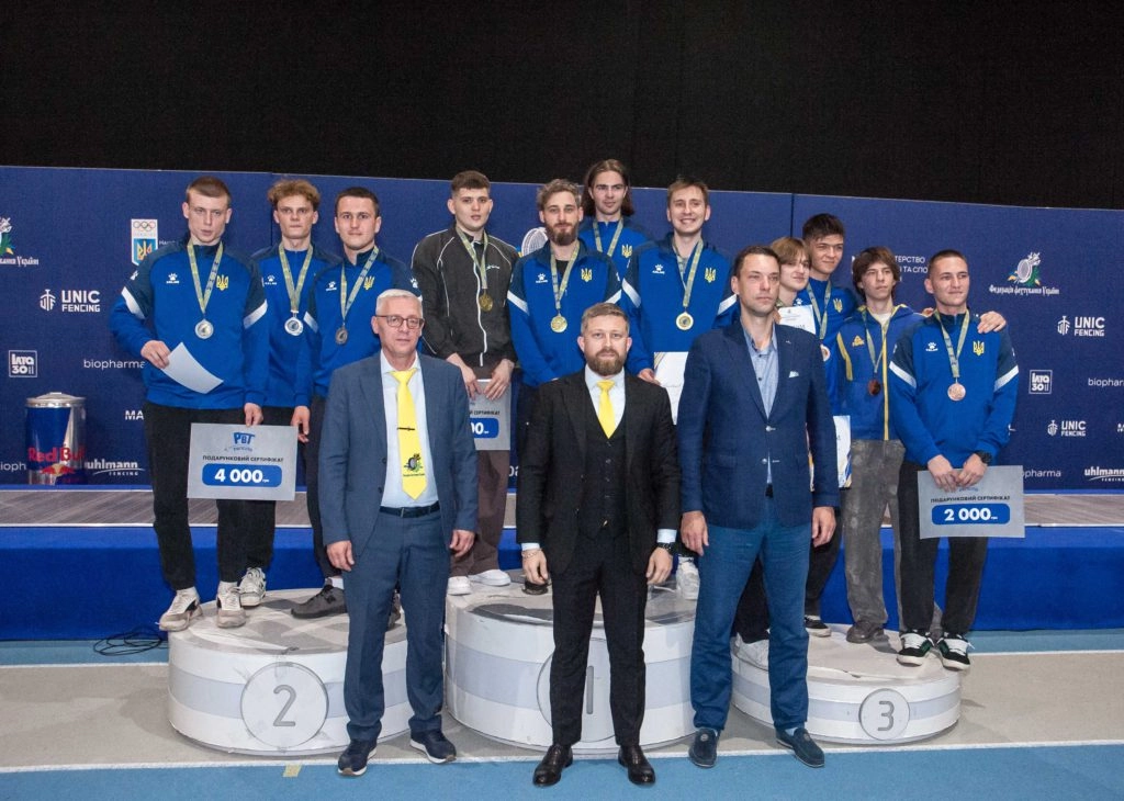 Київська команда святкує перемогу в чемпіонаті України з фехтування на шаблях у Києві