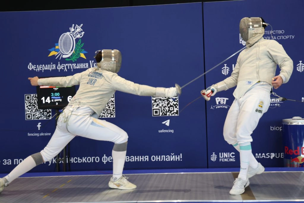 Шпажистка Анна Максименко атакує суперницю на чемпіонаті України у Києві, 1 червня 2023