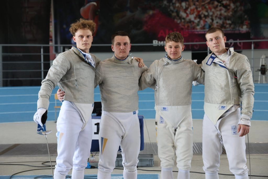 Київські шаблісти святкують перемогу на чемпіонаті України 2023 у Олімпійському коледжі Києва