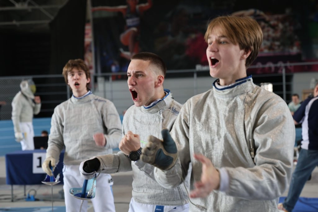 Київські шаблісти святкують перемогу у фіналі чемпіонату України з фехтування 2023 року