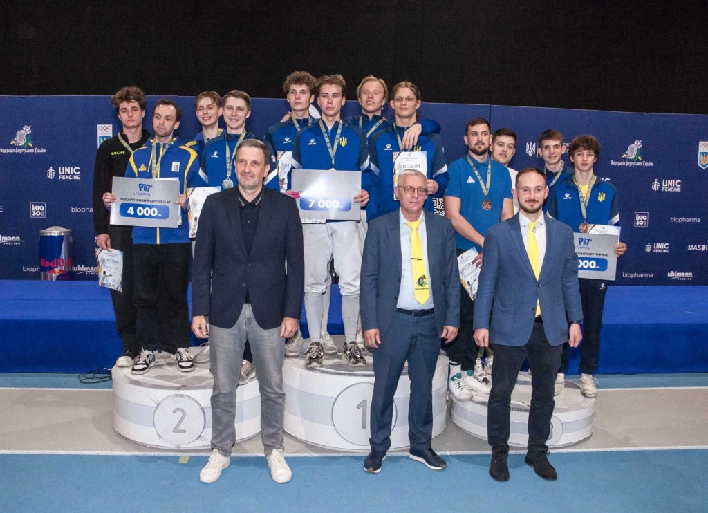 Київські шаблісти святкують перемогу на чемпіонаті України 2023, обігравши Миколаїв у фіналі