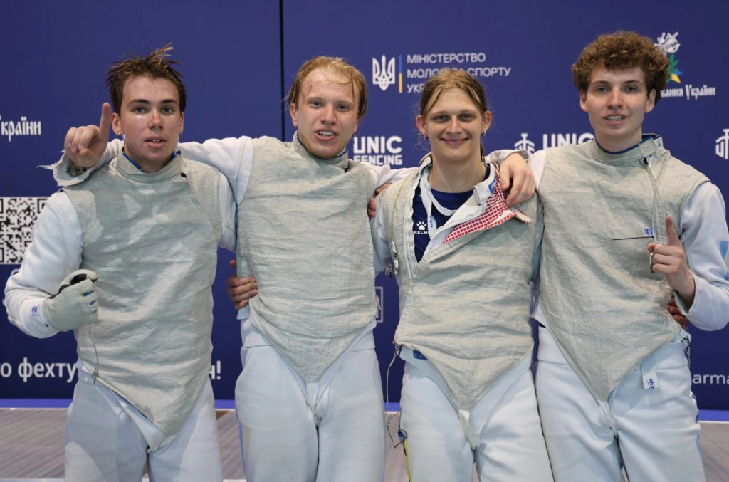 Київська команда шаблістів святкує перемогу на чемпіонаті України у Києві, 1 червня 2023 року