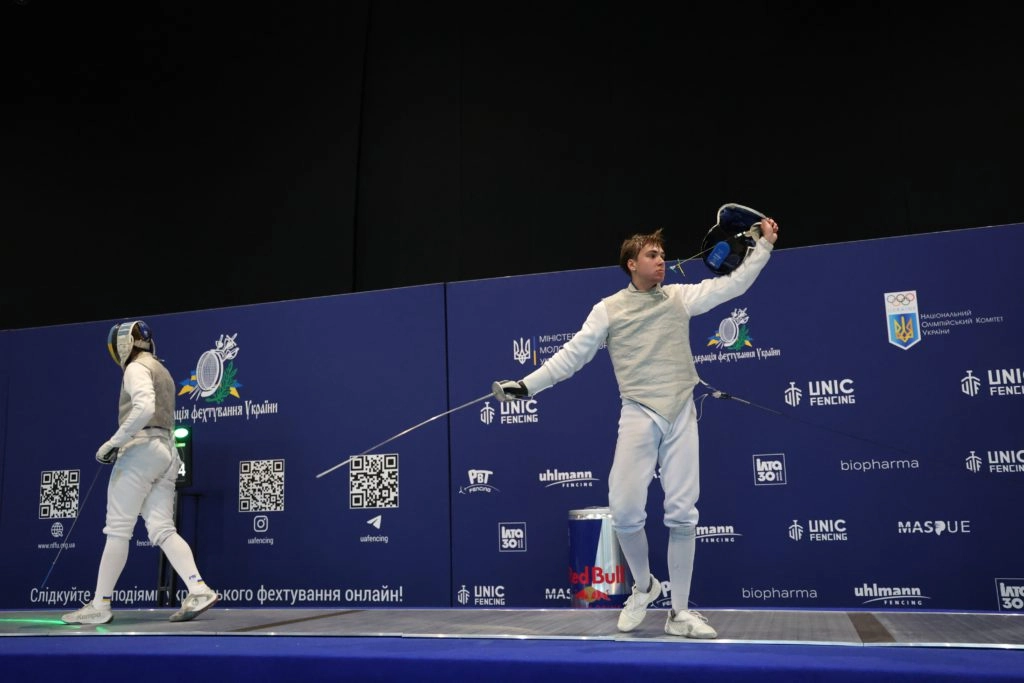 Чемпіонат України з фехтування: Олексій Стаценко святкує перемогу у фіналі чоловічої шаблі