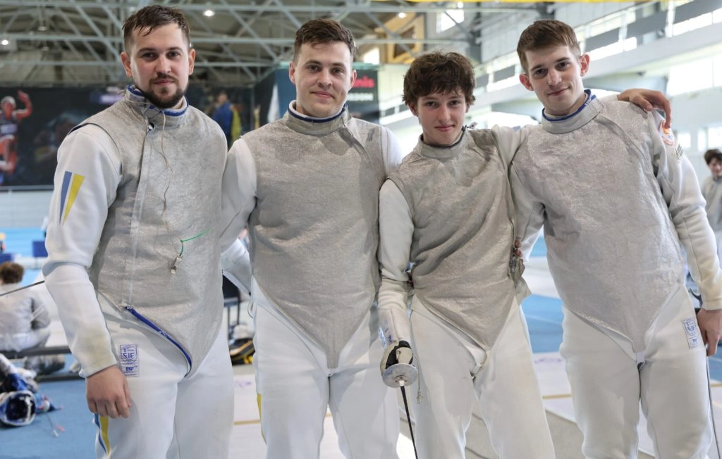 Київська команда шаблістів святкує перемогу на чемпіонаті України 2023 у Києві