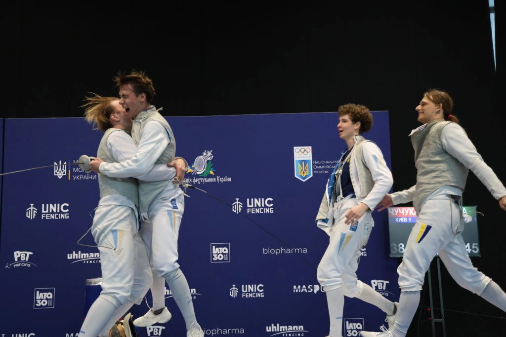 Київські шаблісти святкують перемогу над Миколаєвом у фіналі чемпіонату України з фехтування