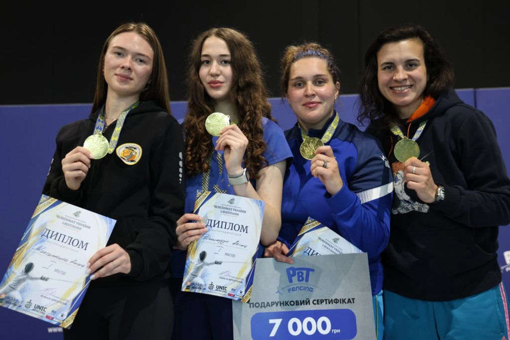 Львівська четвірка святкує перемогу в жіночій шпазі на чемпіонаті України в Києві