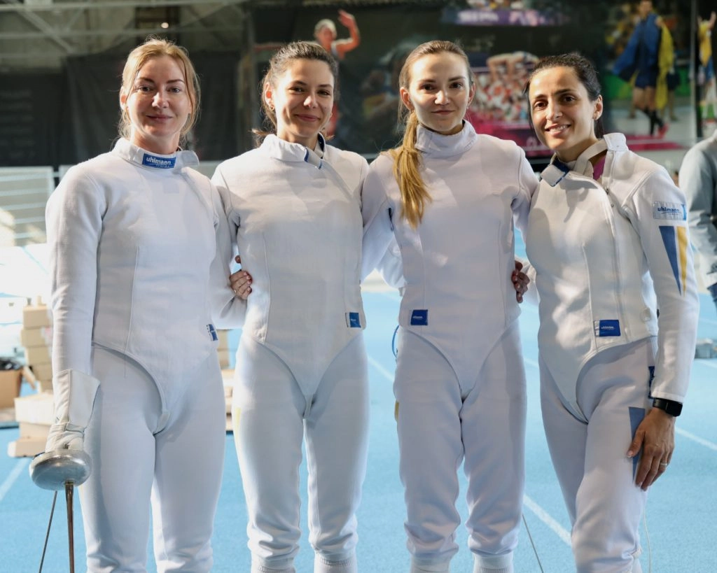 Львівська команда шпажисток святкує перемогу на чемпіонаті України в Києві