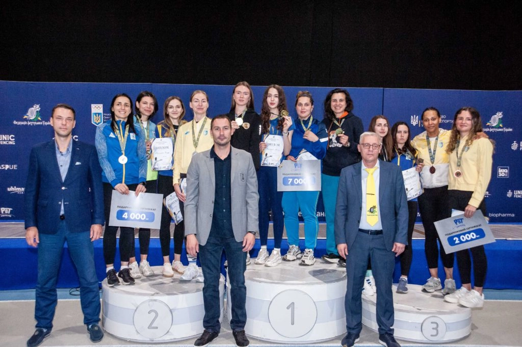 Львівська команда шпажисток святкує перемогу на чемпіонаті України у Києві, 1 червня 2023 року
