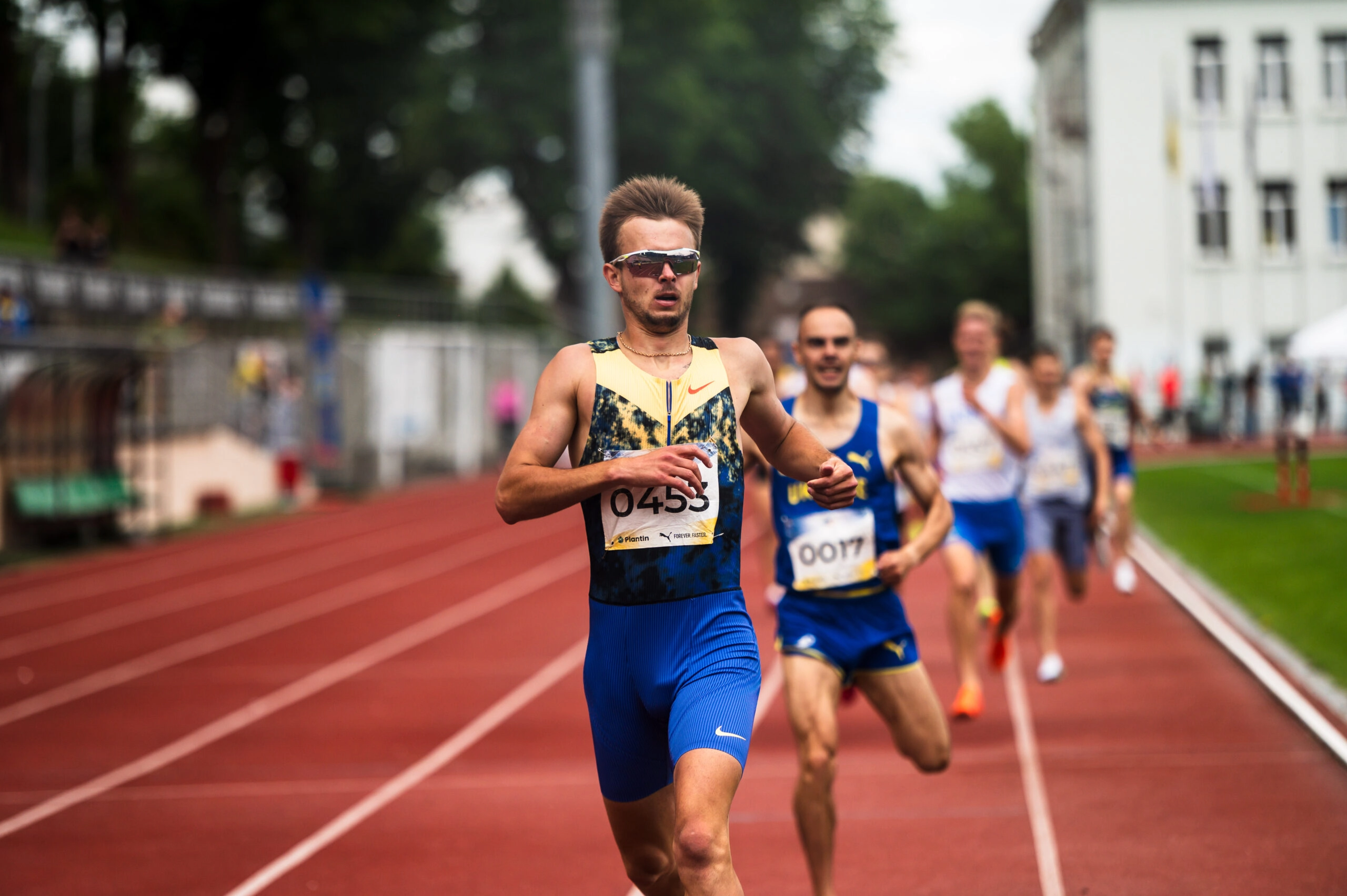 Атлети на чемпіонаті України з легкої атлетики в місті Лева змагаються на біговій доріжці