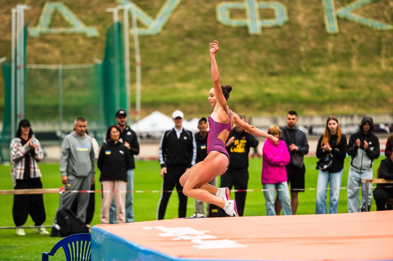 Лілія Клінцова під час стрибка у висоту на командному чемпіонаті України у Львові