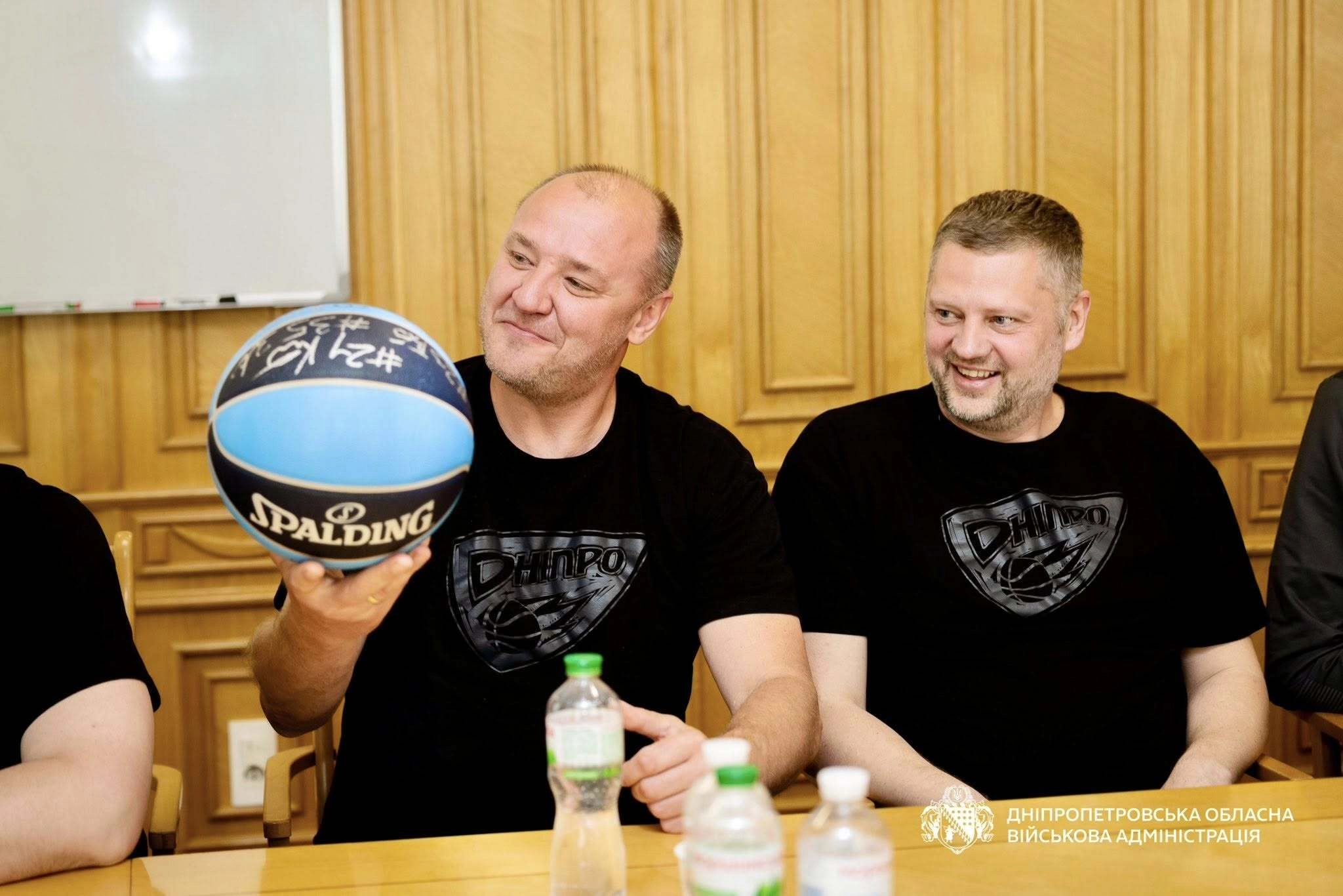 Гравці БК Дніпро з підписаним м'ячем на зустрічі з Олександром Ганжою після перемоги в Суперлізі
