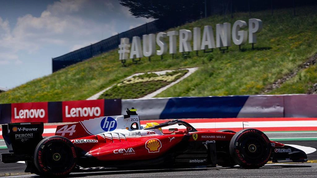 Болід Ferrari на трасі Гран-прі Австрії, де Джордж Рассел здобув поул-позицію після аварії Ферстаппена