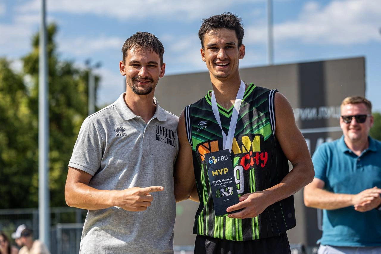 Лєв Кошеватський з нагородою MVP Кубка України 3х3 під час збору в Естонії перед ЧЄ-2026