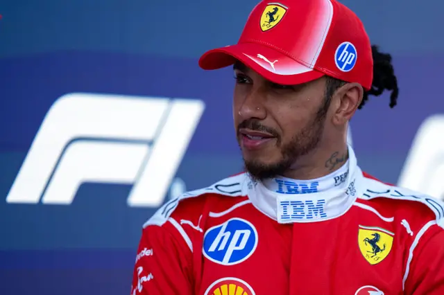 Льюїс Хемілтон у формі Ferrari перед стартом Гран-прі Австрії, де бореться за позицію з Леклером
