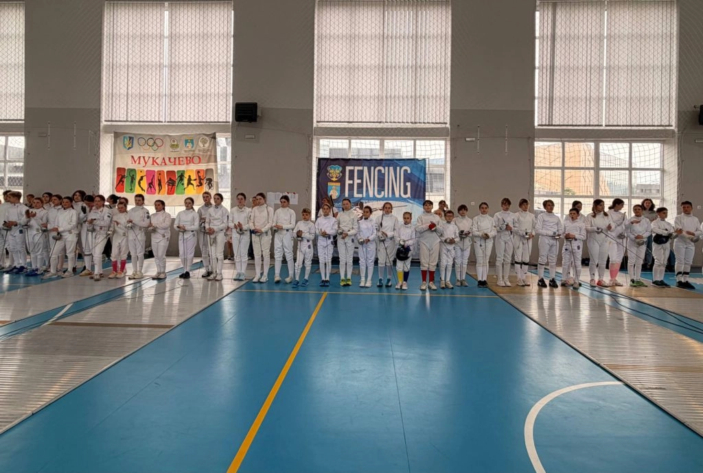 Учасники Mukachevo Fencing Cup-2026 на відкритті турніру у спортивному комплексі Мукачево