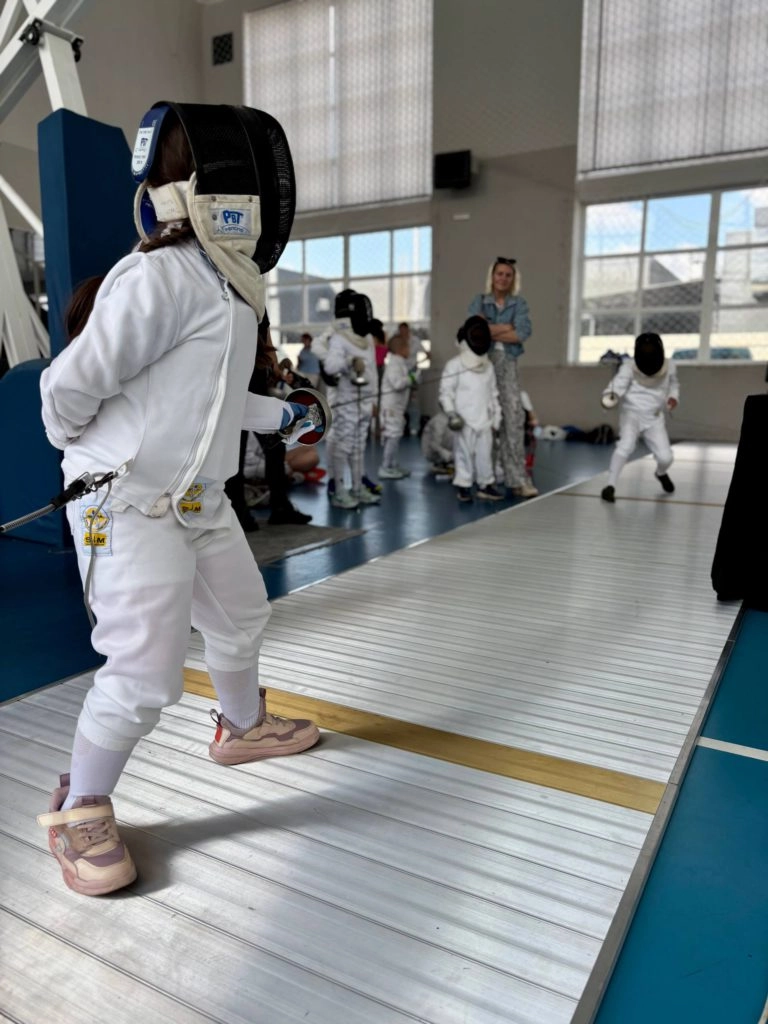 Юні учасники Mukachevo Fencing Cup-2026 на змаганнях з фехтування у Мукачеві