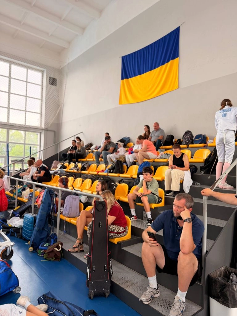 Глядачі на трибунах під час «Mukachevo Fencing Cup-2026» у спортивному комплексі Мукачевого
