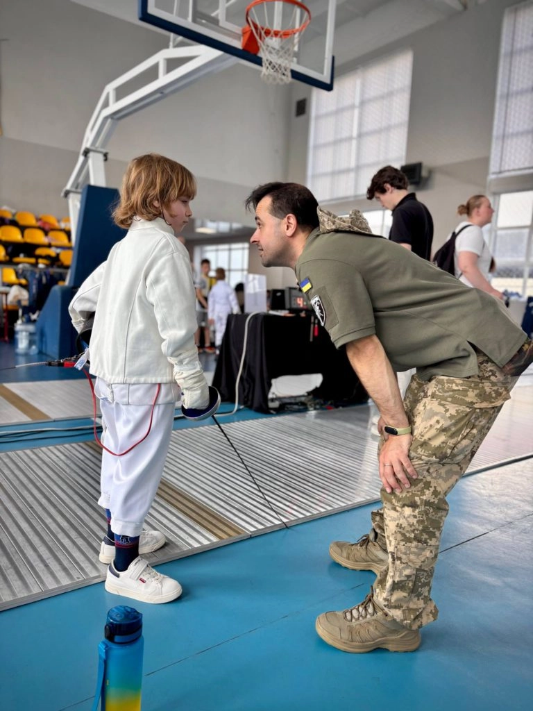 Юний учасник Mukachevo Fencing Cup-2026 отримує настанови перед поєдинком у Мукачеві