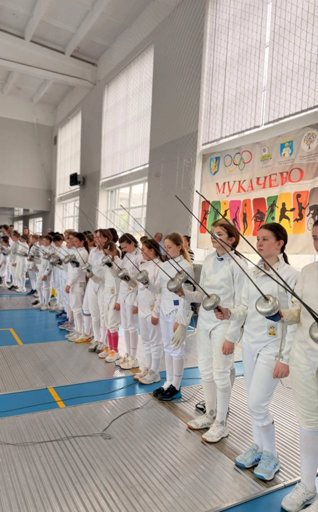 Учасники Mukachevo Fencing Cup-2026 на старті змагань у спортивному комплексі ДЮСШ Мукачево