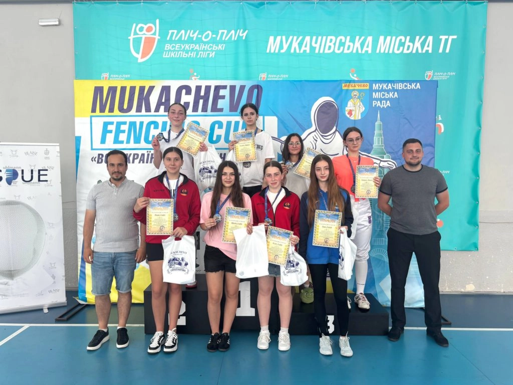 Переможці Mukachevo Fencing Cup-2026 з нагородами на фоні банера у спортивному комплексі Мукачево
