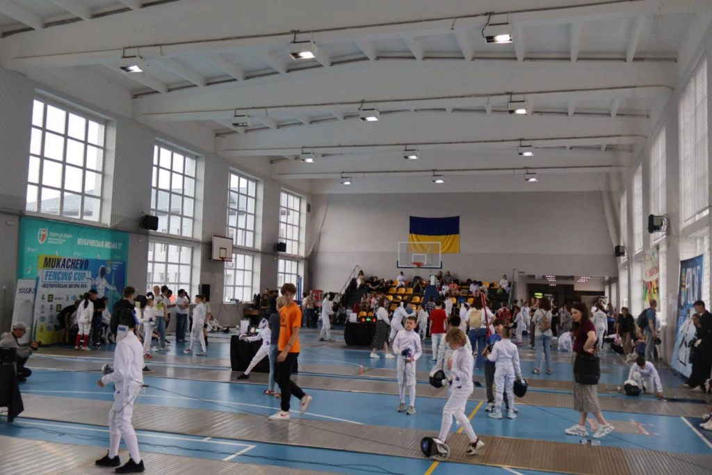 Юні фехтувальники готуються до боїв на турнірі Mukachevo Fencing Cup-2026 у спортивному комплексі Мукачево