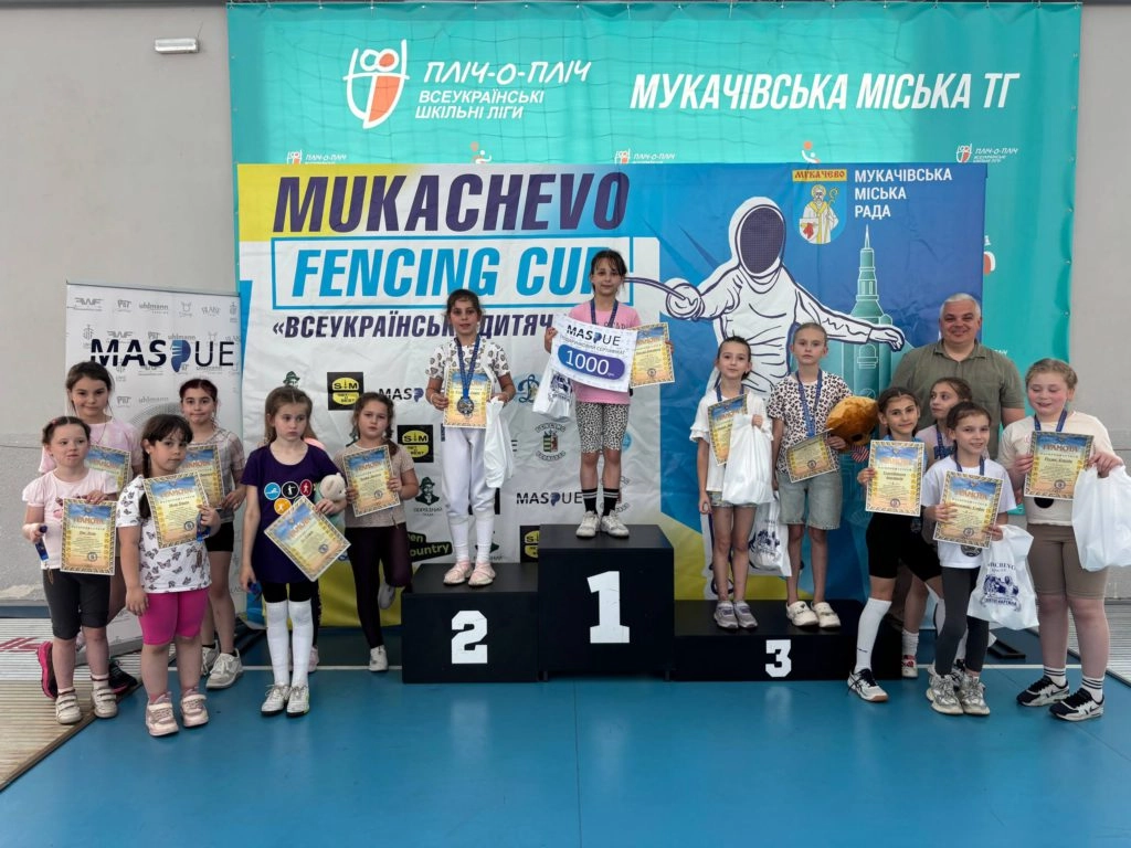 Юні переможці Mukachevo Fencing Cup-2026 на п'єдесталі пошани з медалями та дипломами