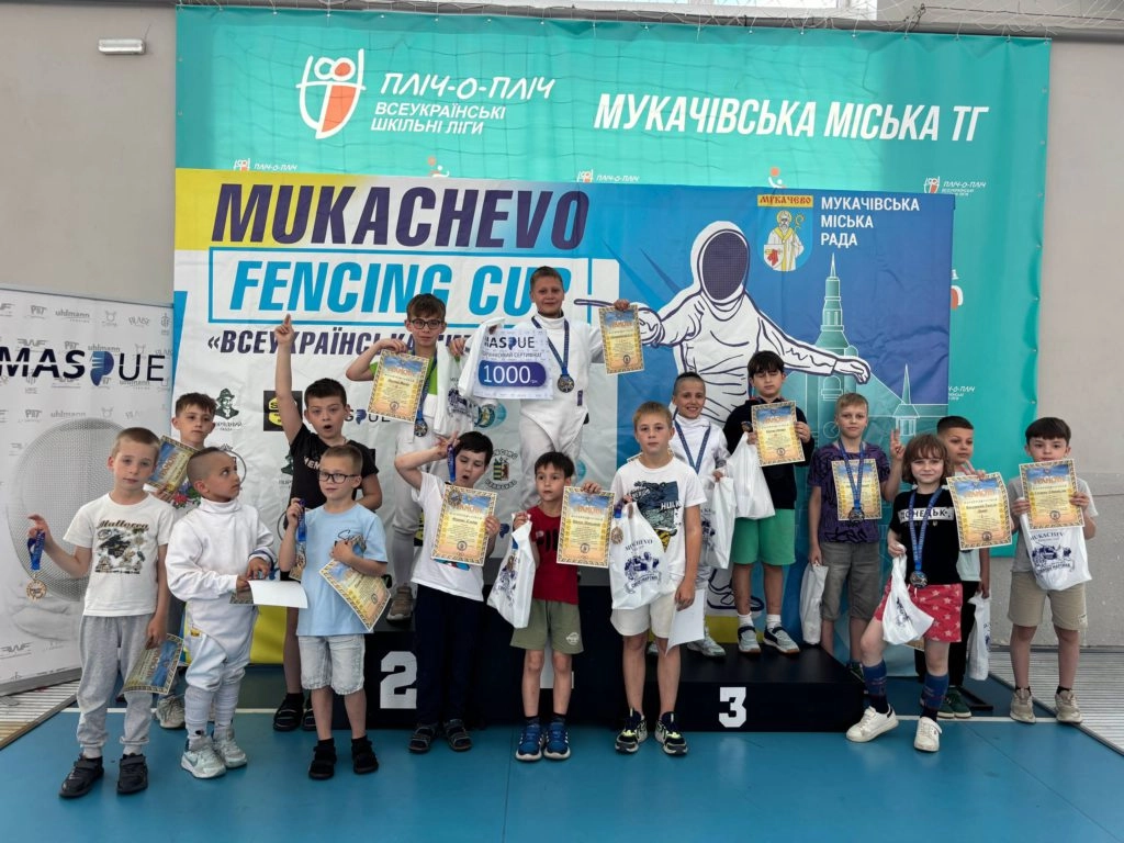 Юні переможці Mukachevo Fencing Cup-2026 з медалями та дипломами на п'єдесталі пошани