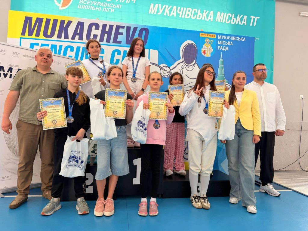 Юні переможці Mukachevo Fencing Cup-2026 з медалями та дипломами на п'єдесталі пошани в Мукачеві