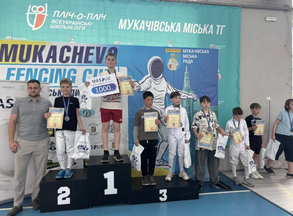 Переможці Mukachevo Fencing Cup-2026 на п'єдесталі пошани у Мукачеві, юні фехтувальники з медалями