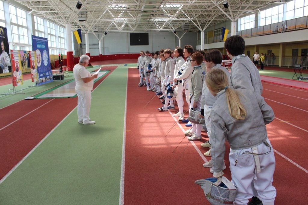 Юні шаблісти на турнірі «Одеса-2026» у спорткомплексі «Олімпієць», підготовка до змагань