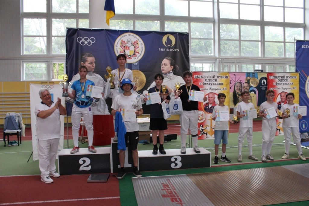 Переможці турніру «Одеса-2026» з фехтування на шаблях на п'єдесталі у спорткомплексі «Олімпієць
